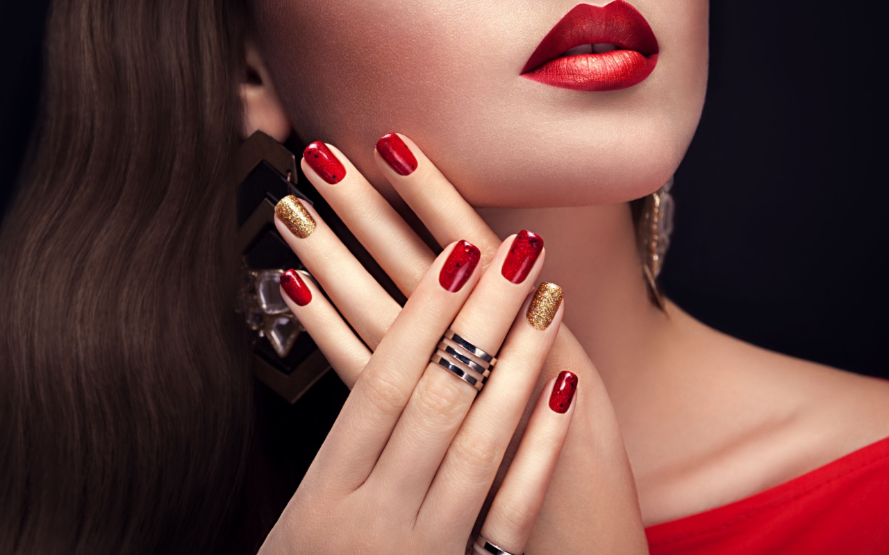 Semnificatia unghiilor rosii cu auriu - savyprofessional.ro
