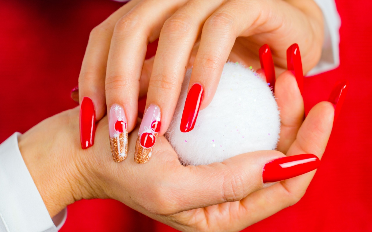 Modele de unghii french rosu cu auriu - O varianta eleganta - savyprofessional.ro