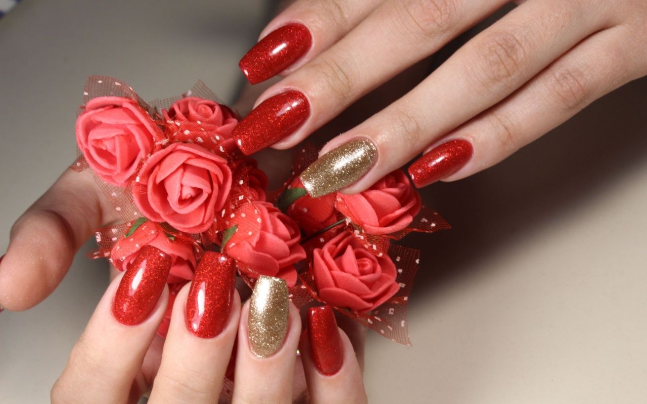 Unghii cu gel rosii cu sclipici pentru ocazii speciale - savyprofessional.ro