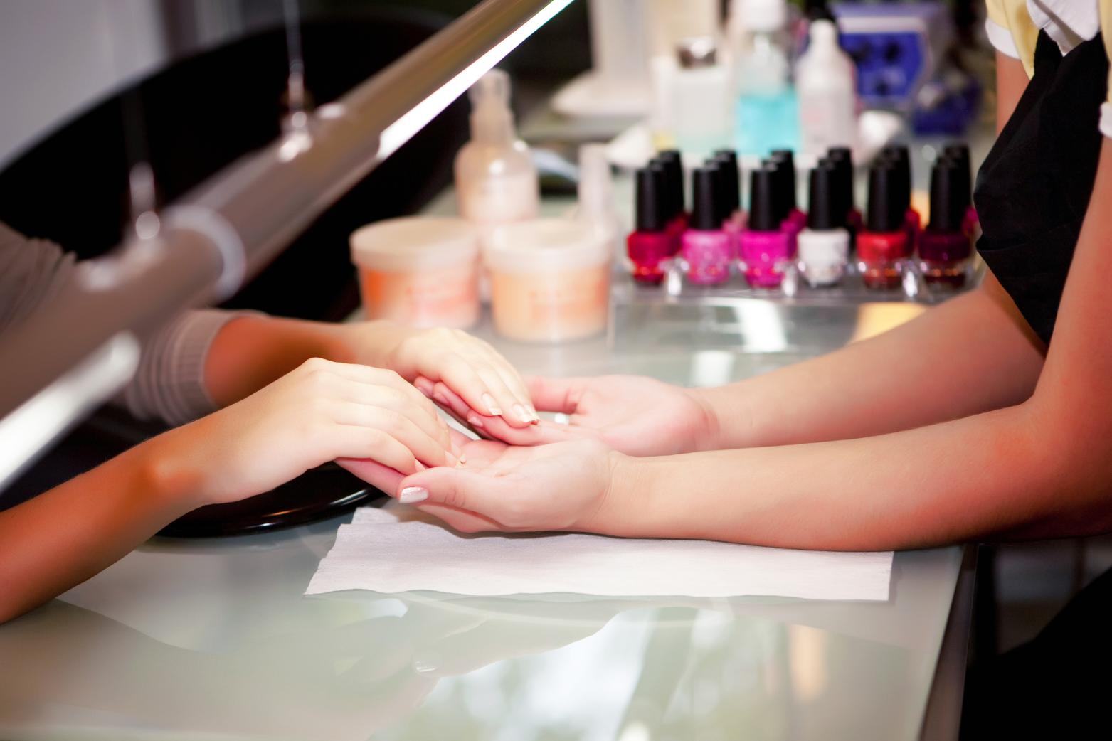 4. Modele de unghii french rosu - nail artist, clienta, oje