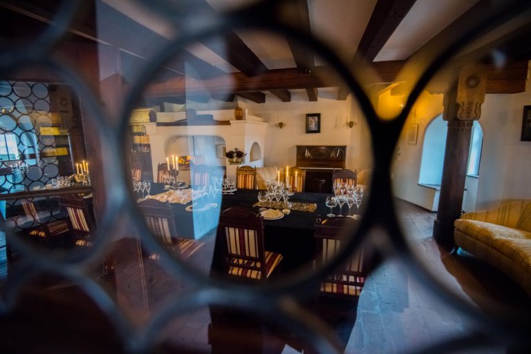 5. Mocha mousse wedding - inside Bran castle, chairs, table