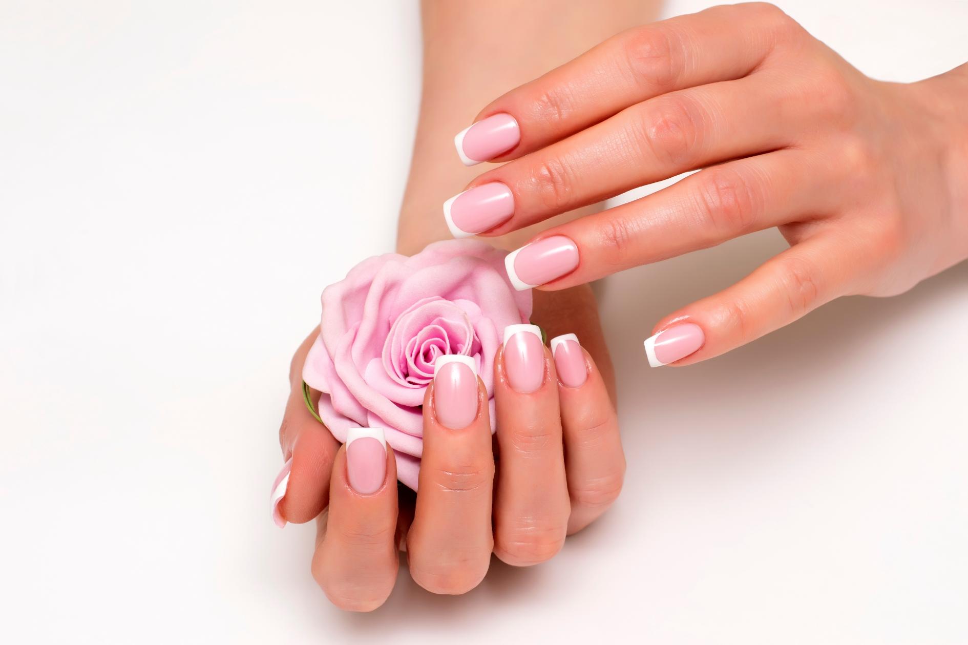 1. Unghii patrate french - unghii french albe, floare roz