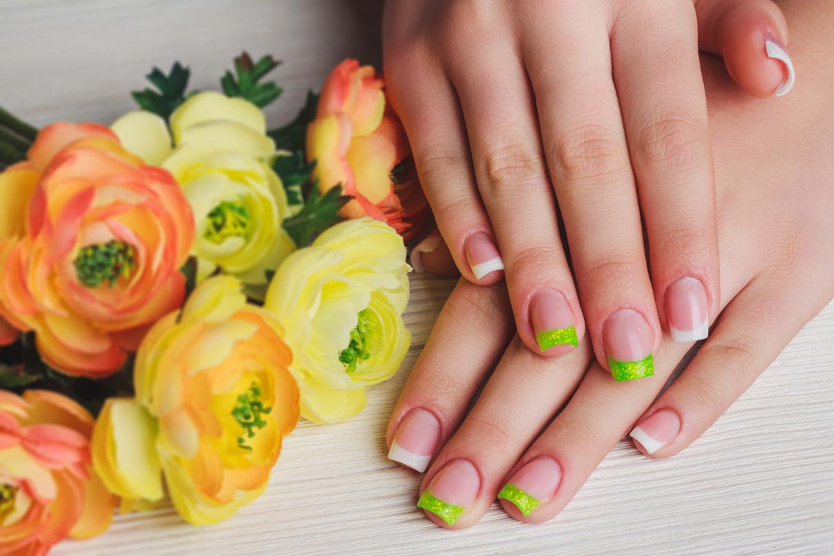 4. Unghii patrate french - flori, manichiura french cu verde si alb (1)