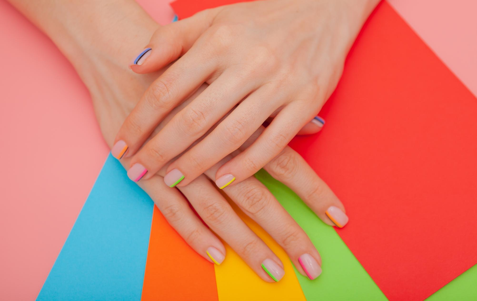 5. Unghii simple de vara - unghii cu dungi colorate, fundal colorat