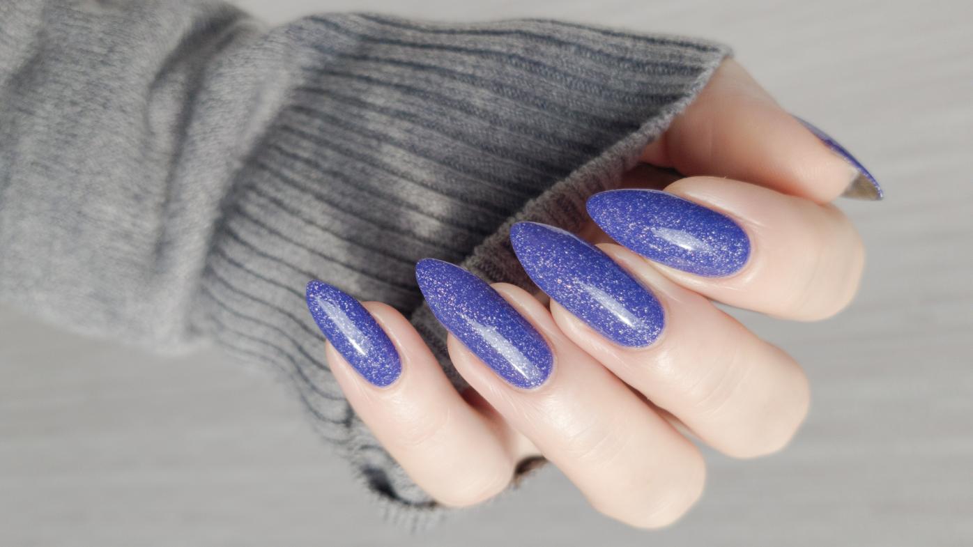 2. Unghii cu gel albastre - bluza gri, manichiura albastra-mov deschis