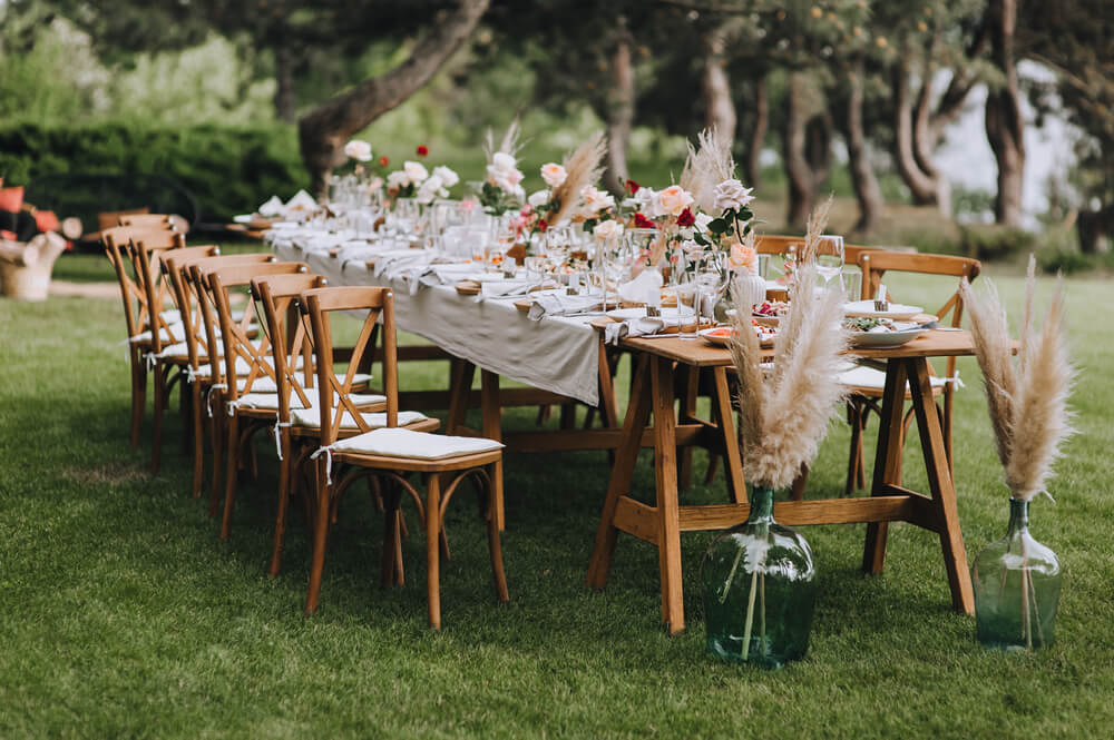 A splash of green, a touch of magic - Decorating your Shrek wedding wonderland (table arrangements)