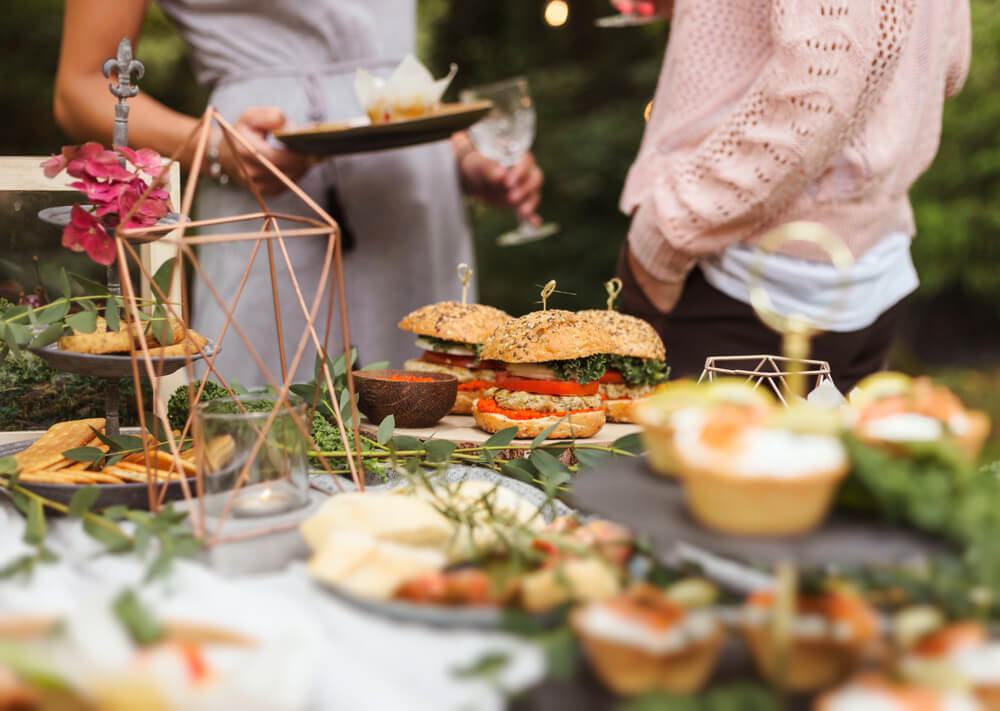 Grub, giggles, and green Icing - Food & cake for a wedding that's far from ordinary (food)