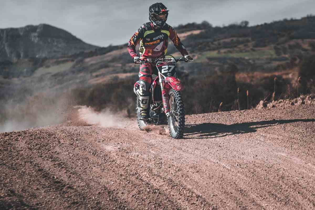 Tot ce trebuie să știi despre &icirc;ntreținerea unei motociclete enduro: ungere, curăţare, verificări şi mentenanţa sezonieră,4 - NordicaMoto